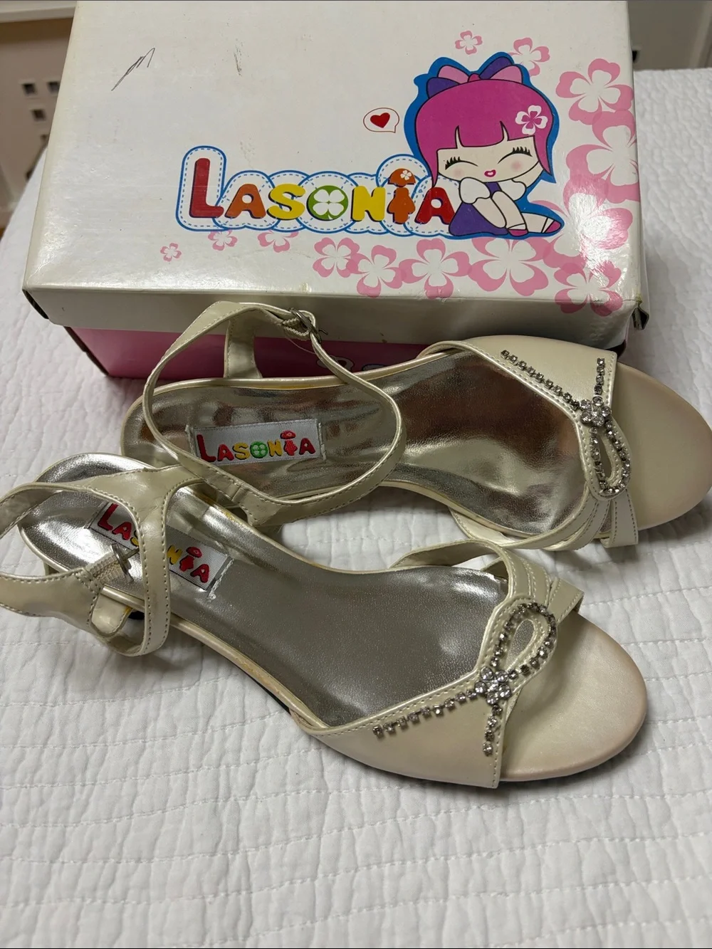 Lasonia Girls Beige Patent Low Heel Strappy Sandals Sz 4 Dress Shoes with‎ Box
